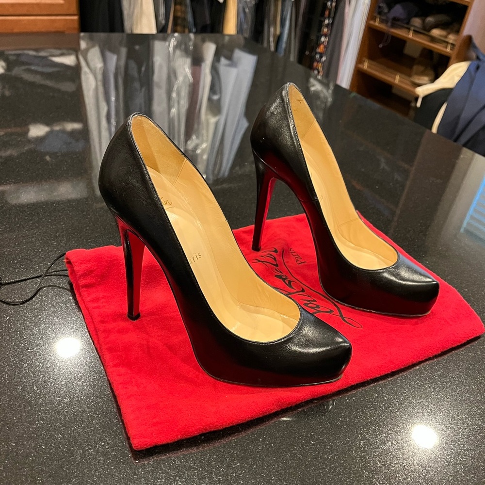 LOUBOUTIN 👠-Classic black leather pumps- size 38. Excellent used conditi…